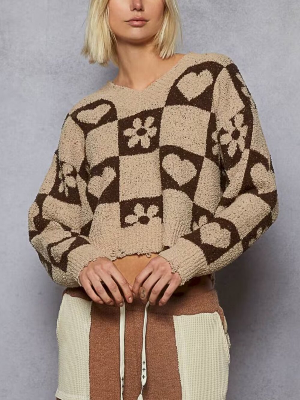 POL Beige and Brown Checkerboard Heart & Flower V‑Neck Sweater - Picture 2 of 5